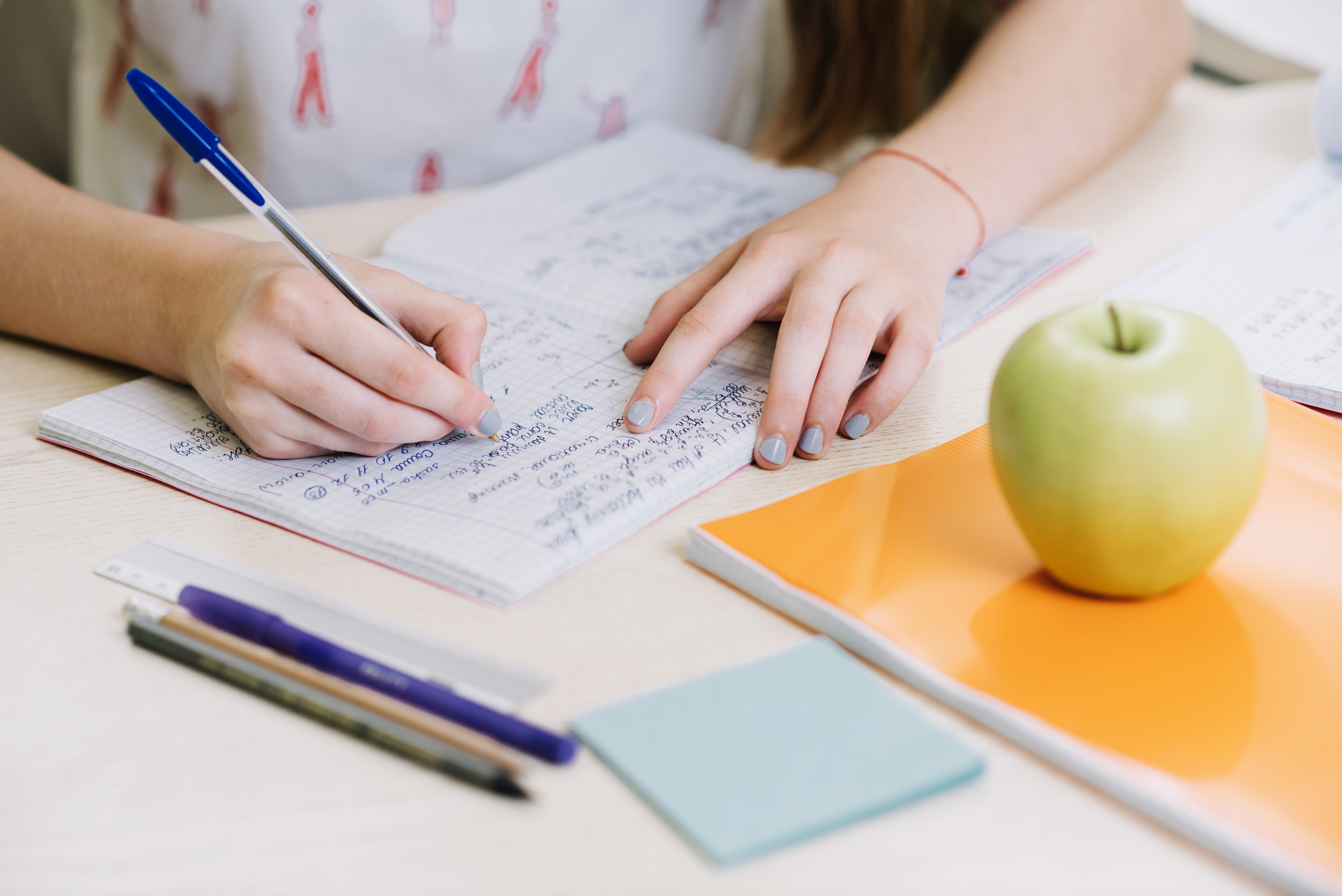 crop-student-writing-notepad 香港中学生課後補習班